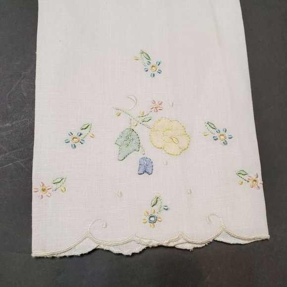 Vintage Embroidered Guest Towel, Fingertip, Embroidery, Applique ,Floral, Linens - Picture 2 of 7